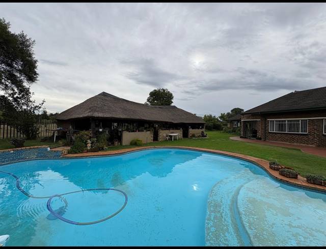 4 BEDROOM HOUSE FOR SALE IN VAN DER MERWES KROON